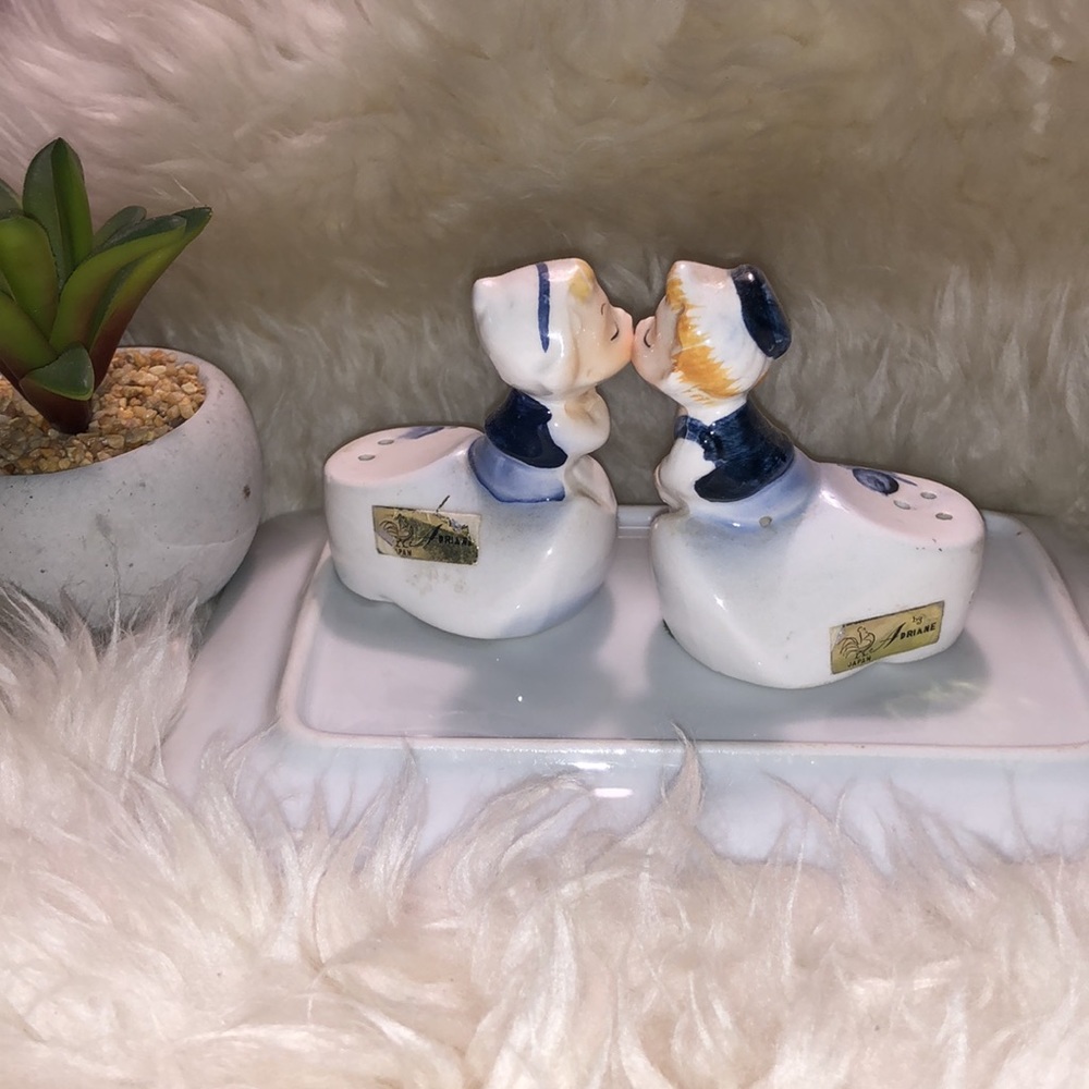 Kissing DUTCH COUPLE Vintage SALT & PEPPER - Picture 2 of 6